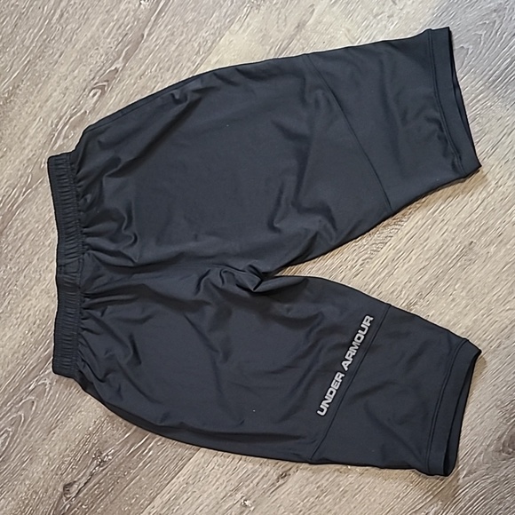 Under Armour Pull On Athletic Shorts Size Medium Black - Picture 3 of 5